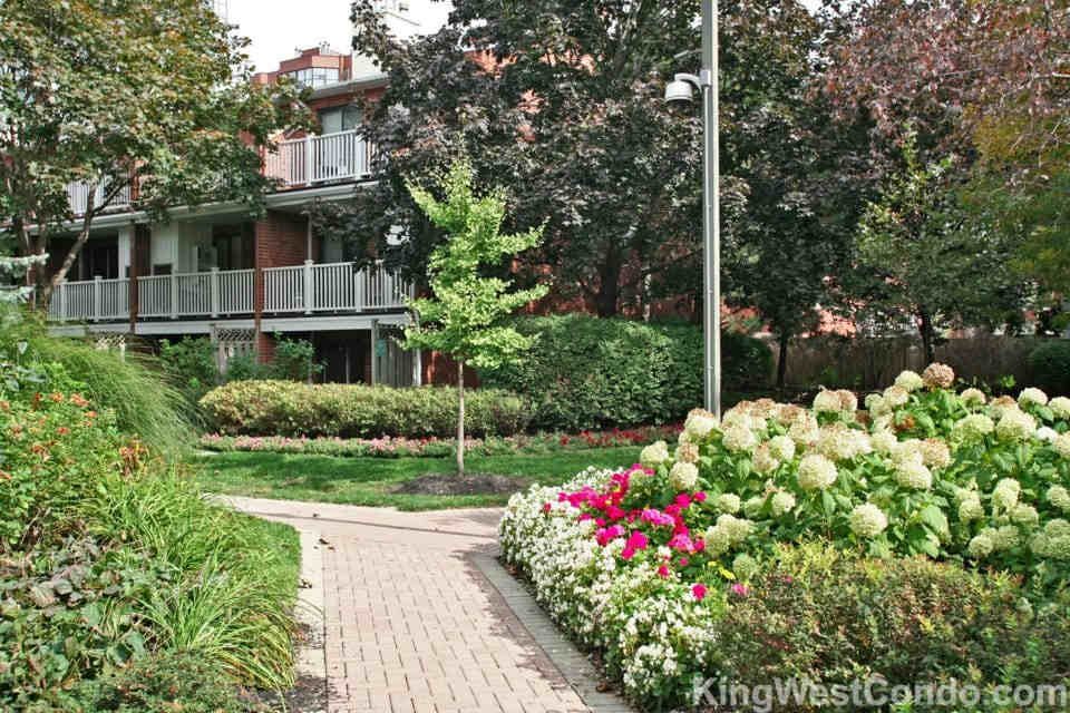 801 King St W Citysphere - Courtyard3 - KingWestCondo.com